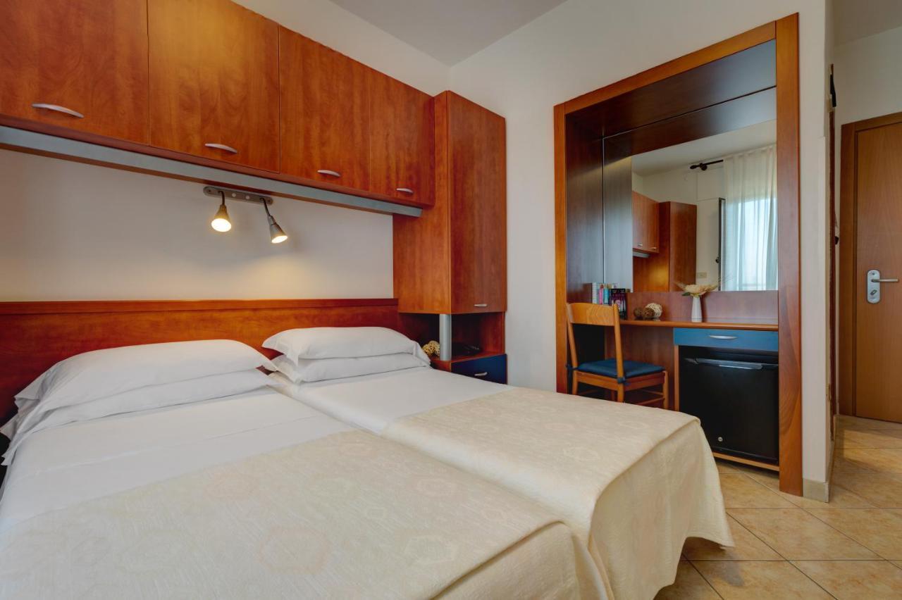 Hotel Frank Lido di Jesolo Buitenkant foto