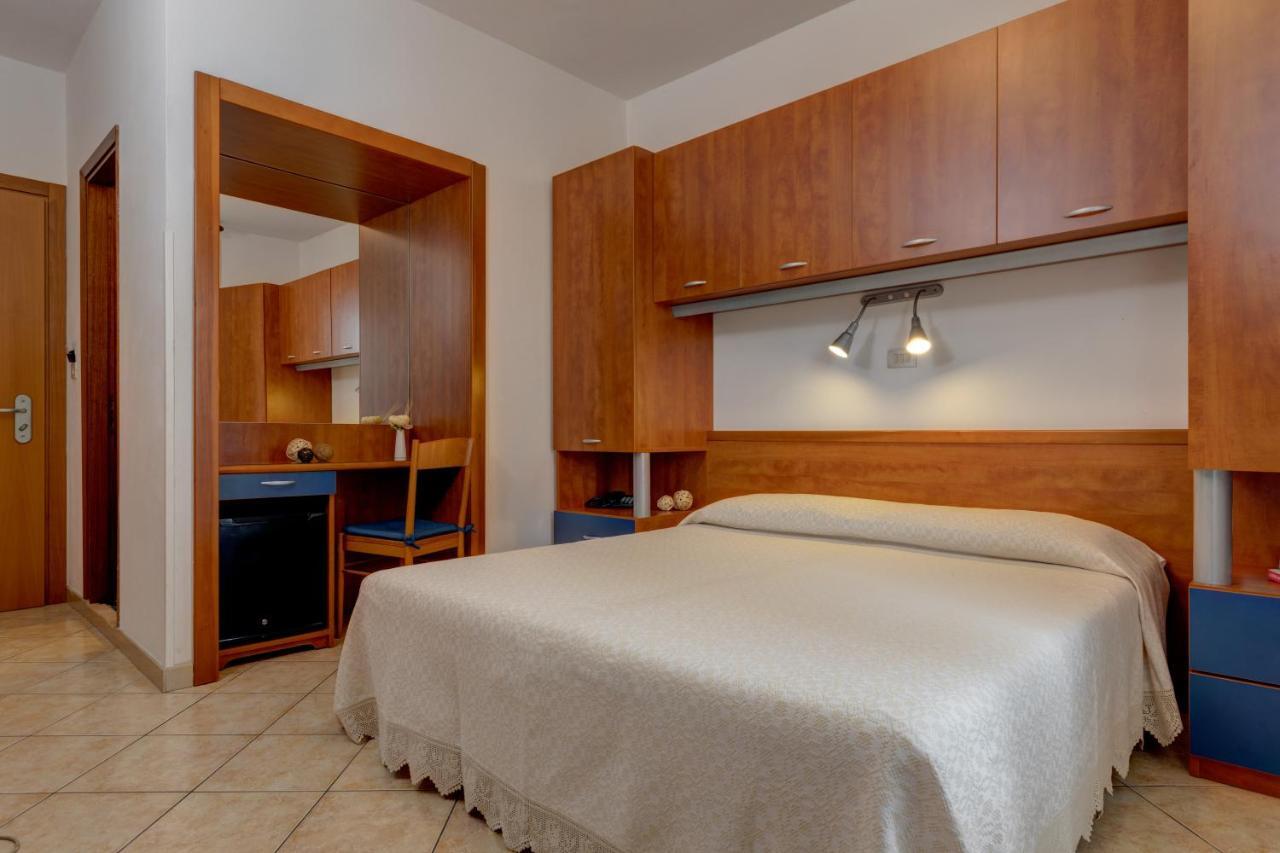 Hotel Frank Lido di Jesolo Buitenkant foto